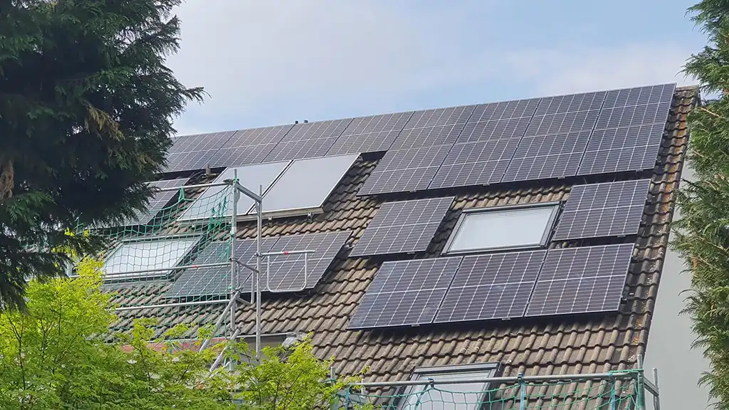 Fachgerecht geplante Photovoltaik-Anlage auf einem Hausdach